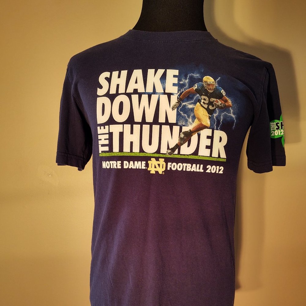SHAKE DOWN THE THUNDER NOTRE DAME FOTTBALL 2012 ADULT T-SHIRT - SIZE MEDIUM